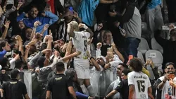 Gabigol, jogador do Santos, comemora seu gol durante partida contra o Vitoria no estadio Vila Belmiro pelo campeonato Brasileiro A 2026. Foto: Jota Erre/AGIF