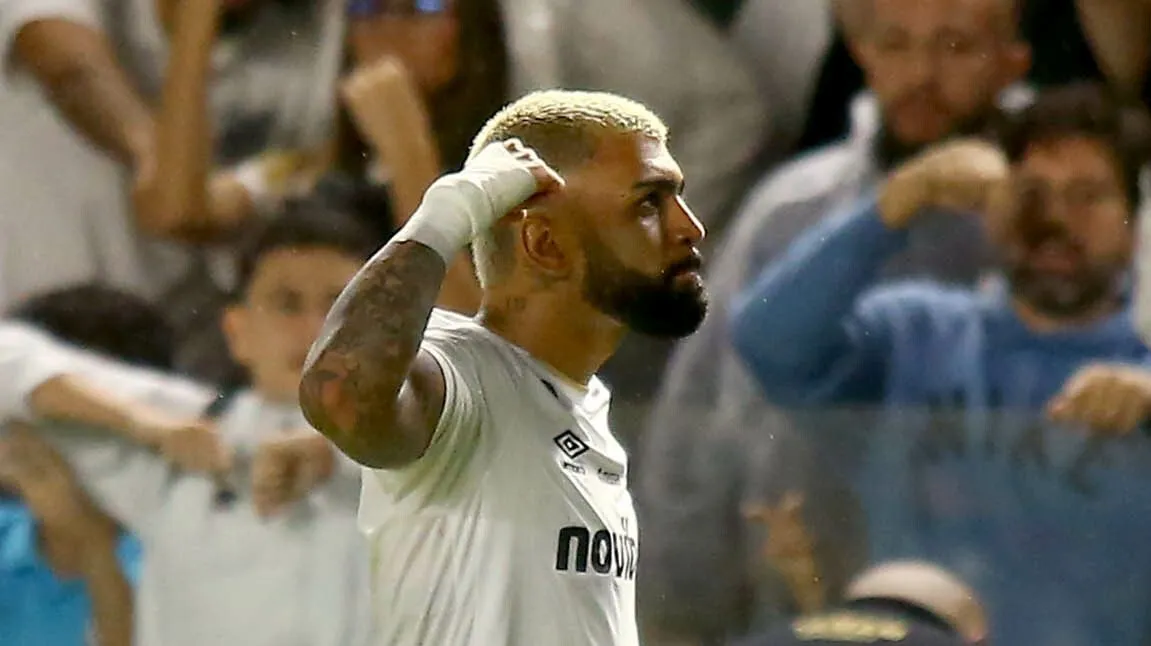 Gabigol jogador do Santos comemora seu gol durante partida contra o Vitoria. Foto: Mauricio De Souza/AGIF