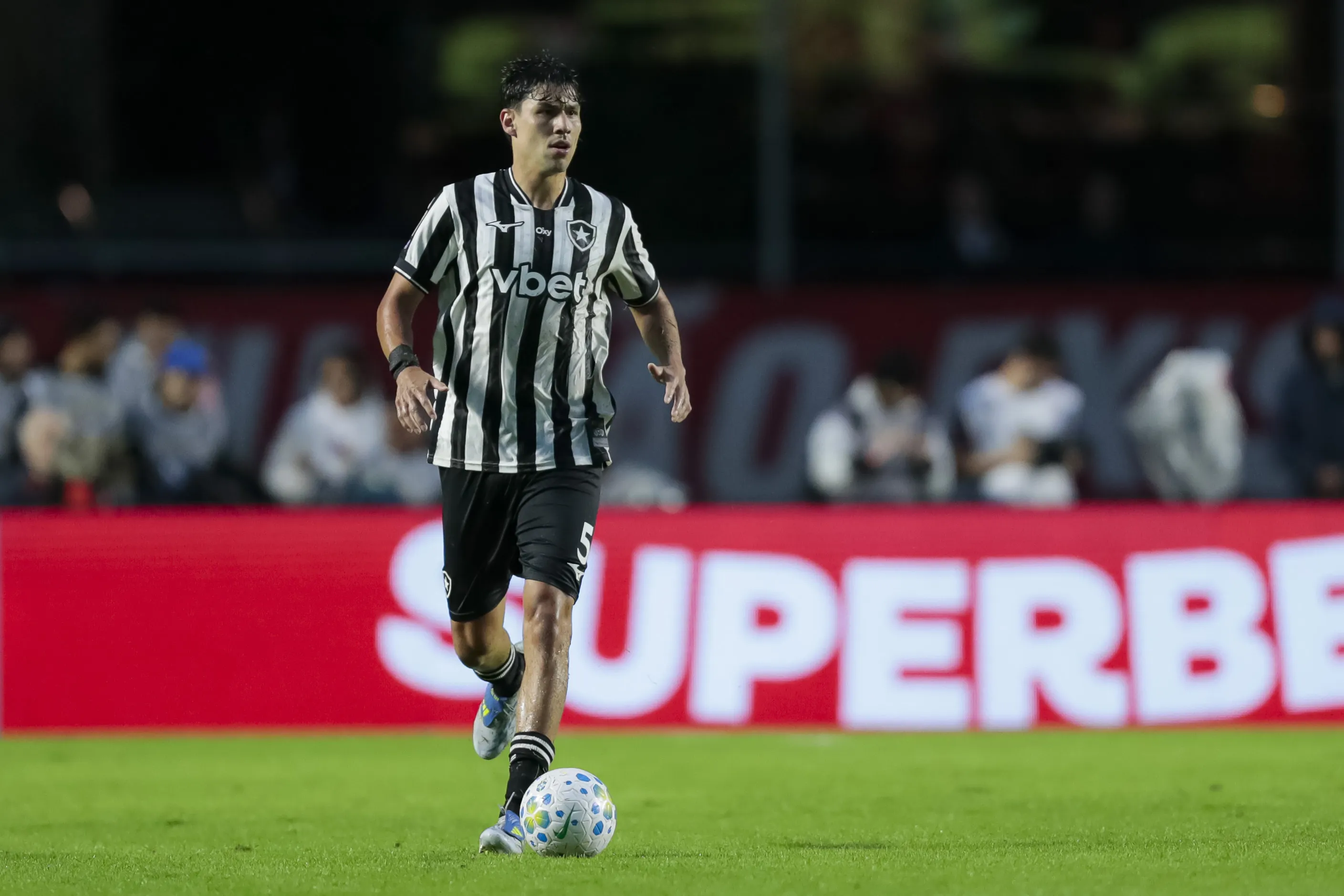Ferraresi jogador do Botafogo durante partida contra o Sao Paulo no estadio Morumbi pelo campeonato Brasileiro A 2026. Foto: Marco Miatelo/AGIF