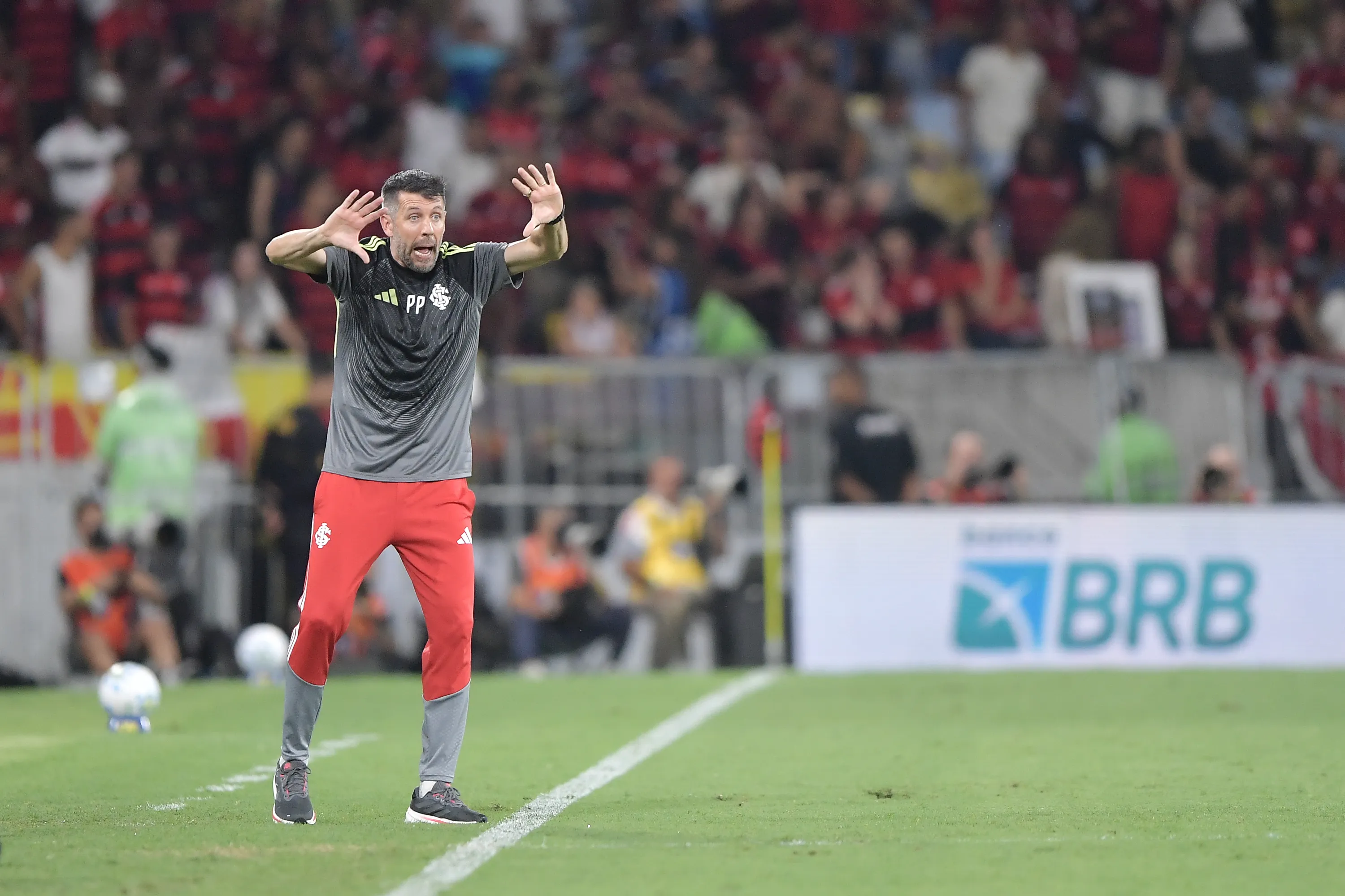 RJ – RIO DE JANEIRO – 04/02/2026 – BRASILEIRO A 2026, FLAMENGO X INTERNACIONAL – Paulo Pezzolano tecnico do Internacional durante partida contra o Flamengo no estadio Maracana pelo campeonato Brasileiro A 2026. Foto: Thiago Ribeiro/AGIF