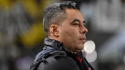 Jair Ventura, tecnico do Vitoria, durante partida contra o Santos no estadio Vila Belmiro pelo campeonato Brasileiro A 2026. Foto: Jota Erre/AGIF