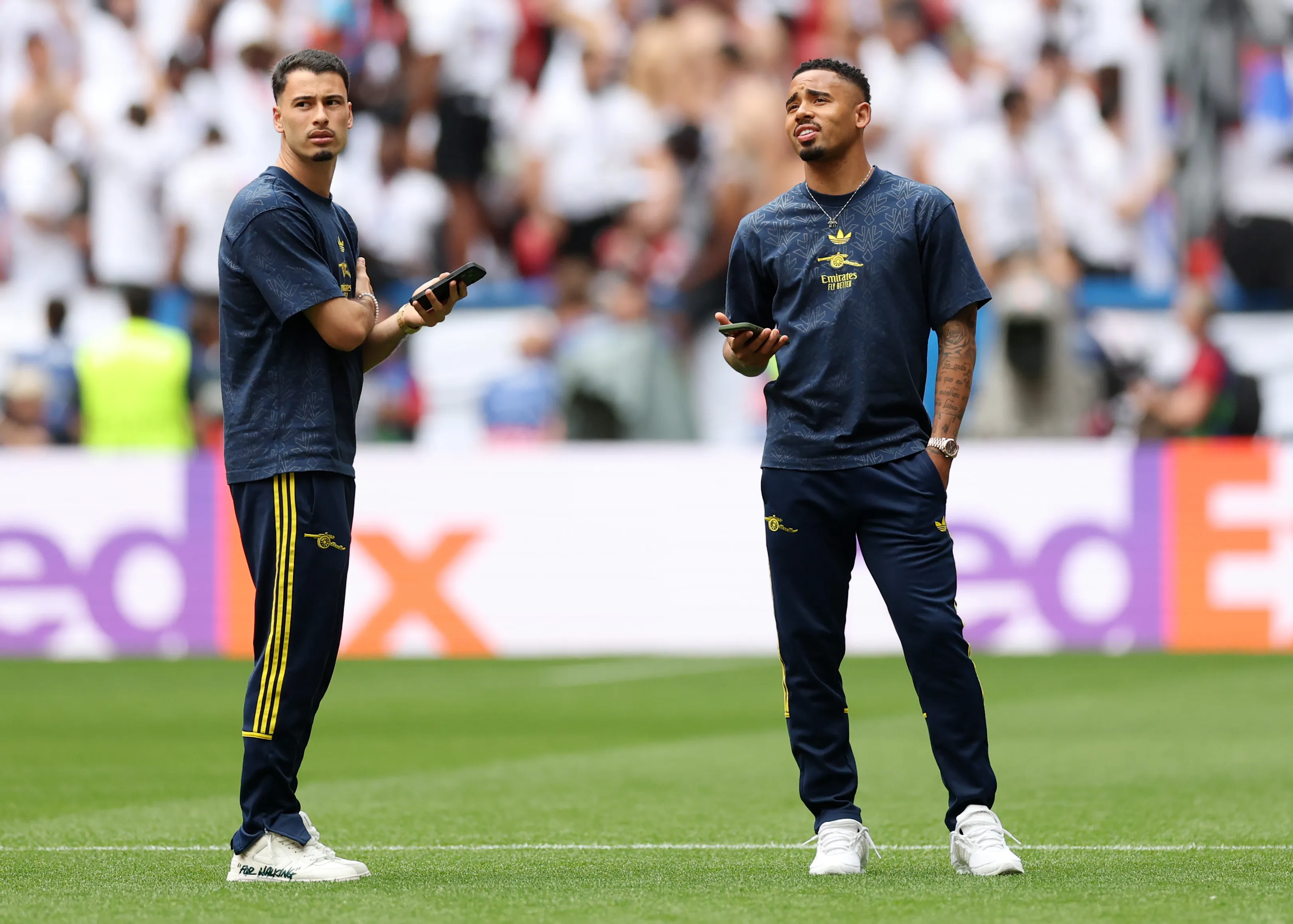 Gabriel Jesus (à direita) não entrou em PSG x Arsenal. Foto: Carl Recine/Getty Images.