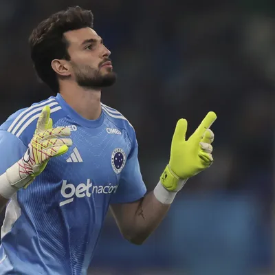 Otávio elogia Fábio antes de duelo contra o goleiro