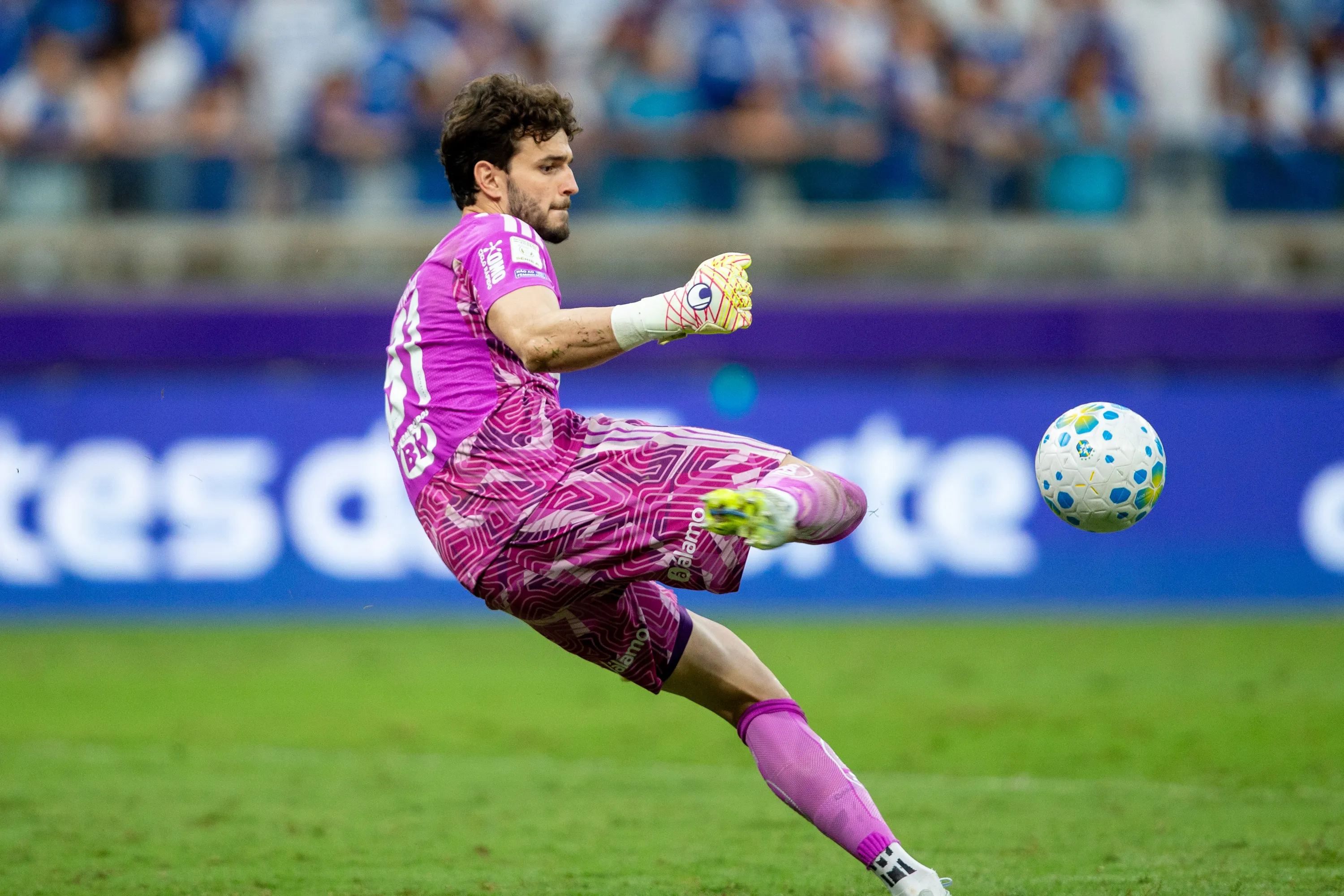 Otávio assumiu a titularidade no gol do Cruzeiro. Foto: Fernando Moreno/AGIF