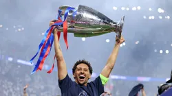 Marquinhos erguendo o troféu da UEFA Champions League