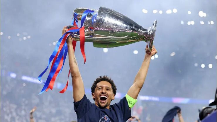 Marquinhos erguendo o troféu da UEFA Champions League
