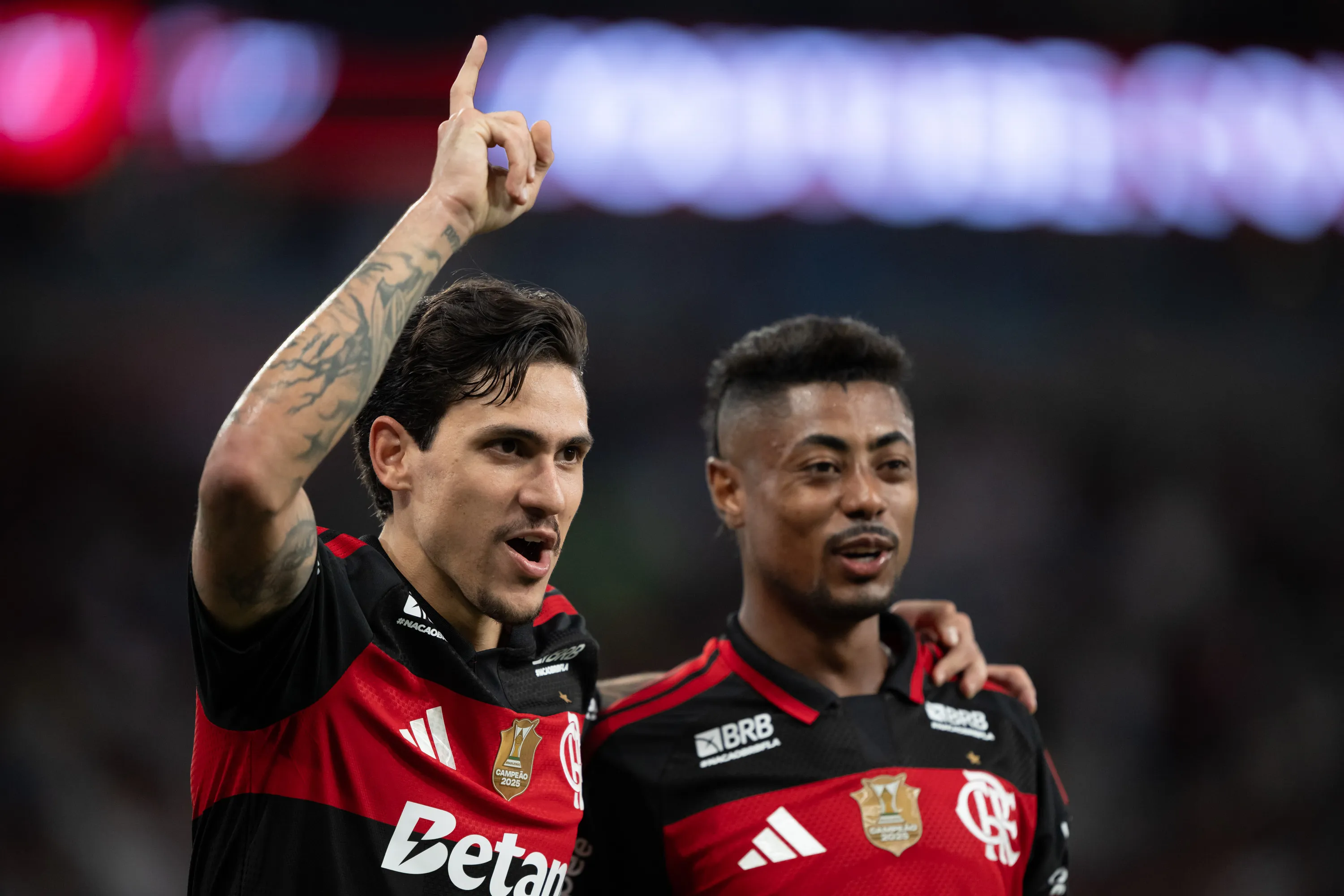 Pedro e Bruno Henrique durante partida pelo Flamengo. Foto: Jorge Rodrigues/AGIF