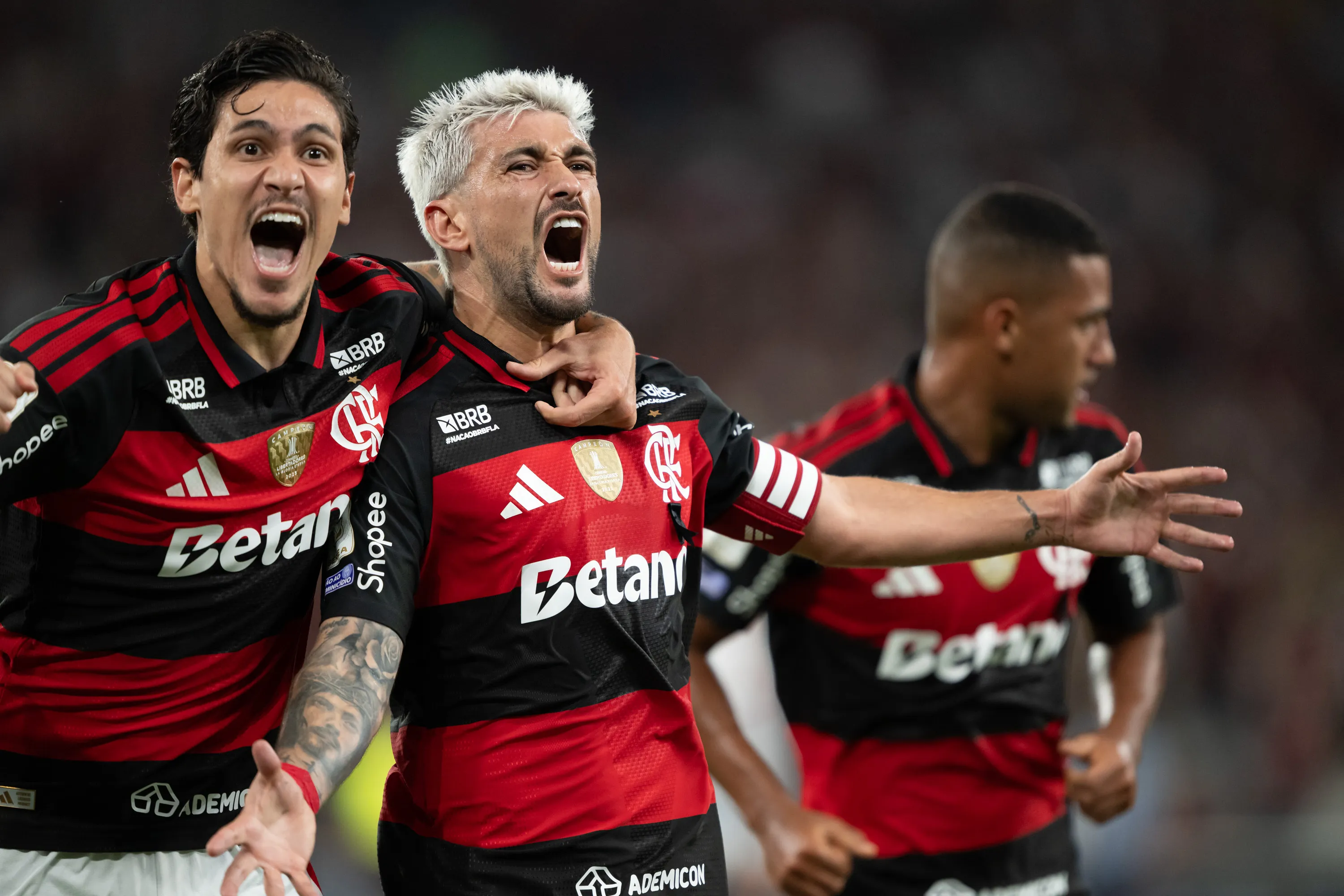 RJ – RIO DE JANEIRO – 19/04/2026 – BRASILEIRO A 2026, FLAMENGO X BAHIA – De Arrascaeta jogador do Flamengo comemora seu gol com Pedro jogador da sua equipe durante partida contra o Bahia no estadio Maracana pelo campeonato Brasileiro A 2026. Foto: Jorge Rodrigues/AGIF
