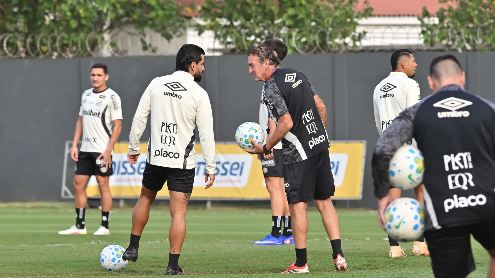 Jogadores do Santos durante treino no Centro de Treinamento CT Rei Pele – Foto: Jota Erre/AGIF