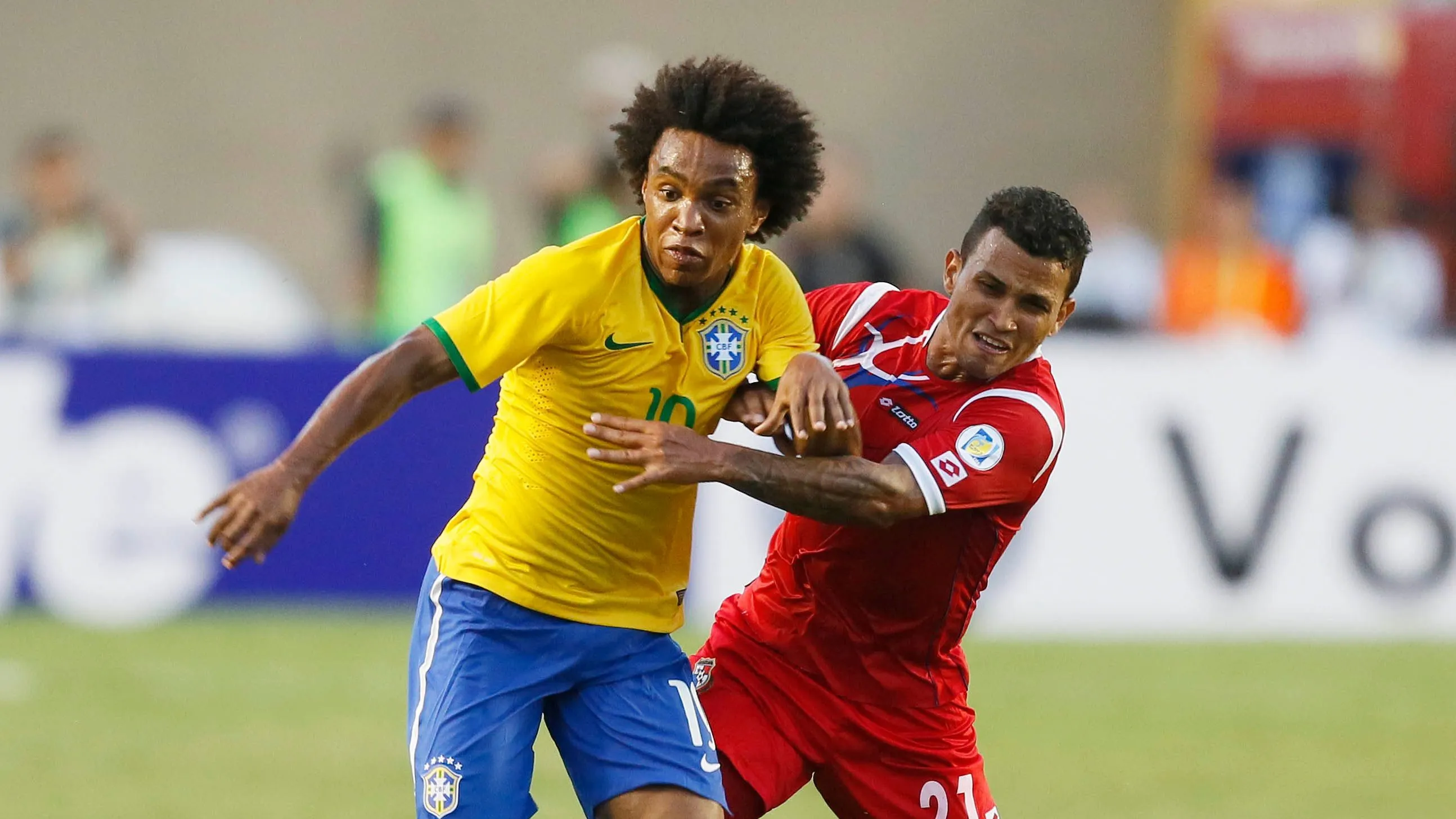 Willian em ação na goleada por 4 a 0 sobre o Panamá, no Serra Dourada, em Goiânia. Foto: Rafael Ribeiro/CBF