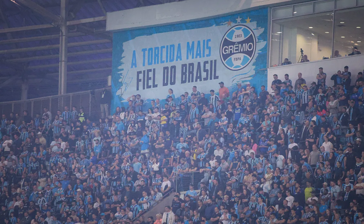 Torcida do Grêmio reage e pede saída de Luís Castro após derrota para o Corinthians
