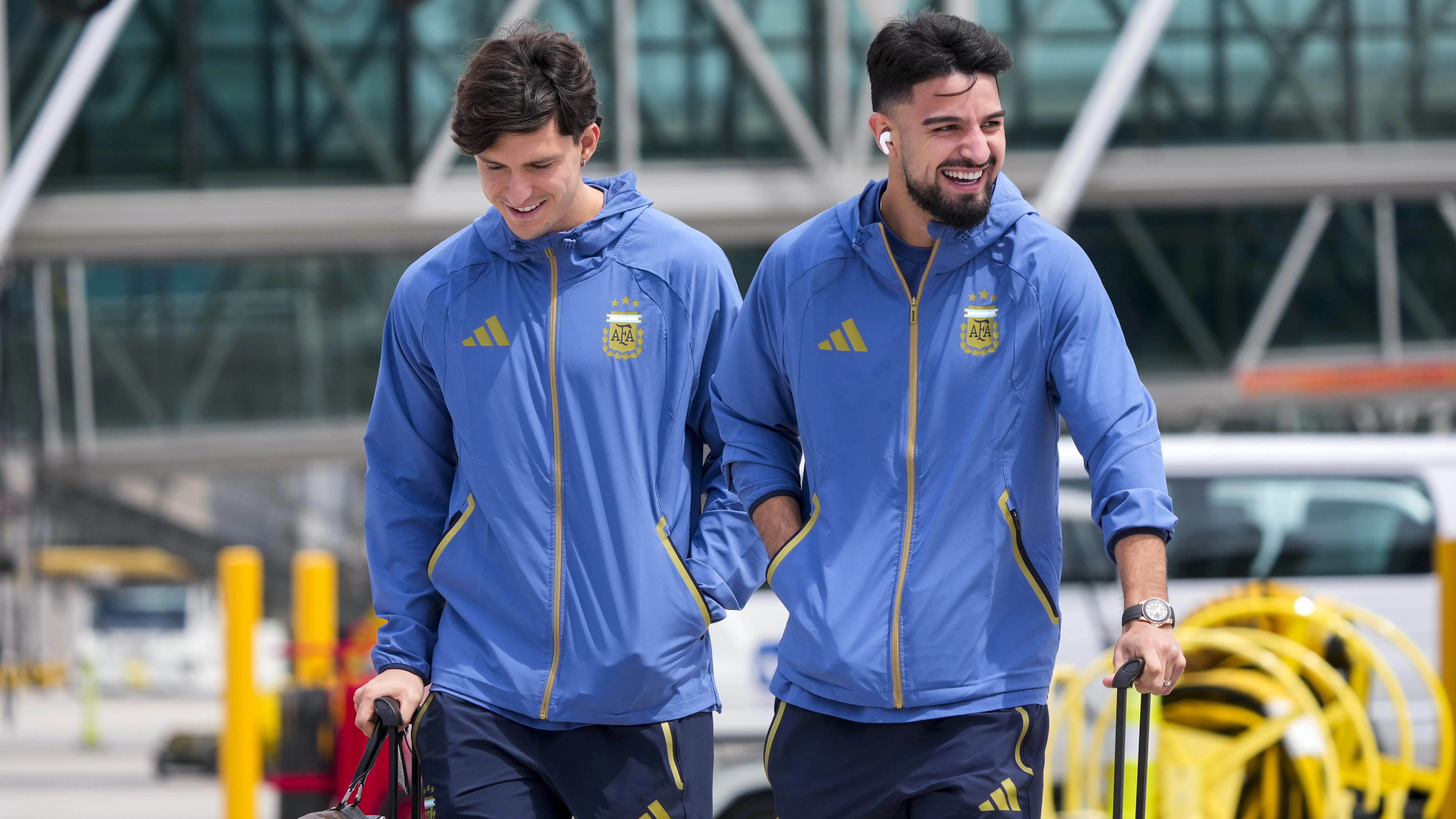 Jogadores da Argentina chegando na Copa do Mundo. (Photo by Jay Biggerstaff/Getty Images)