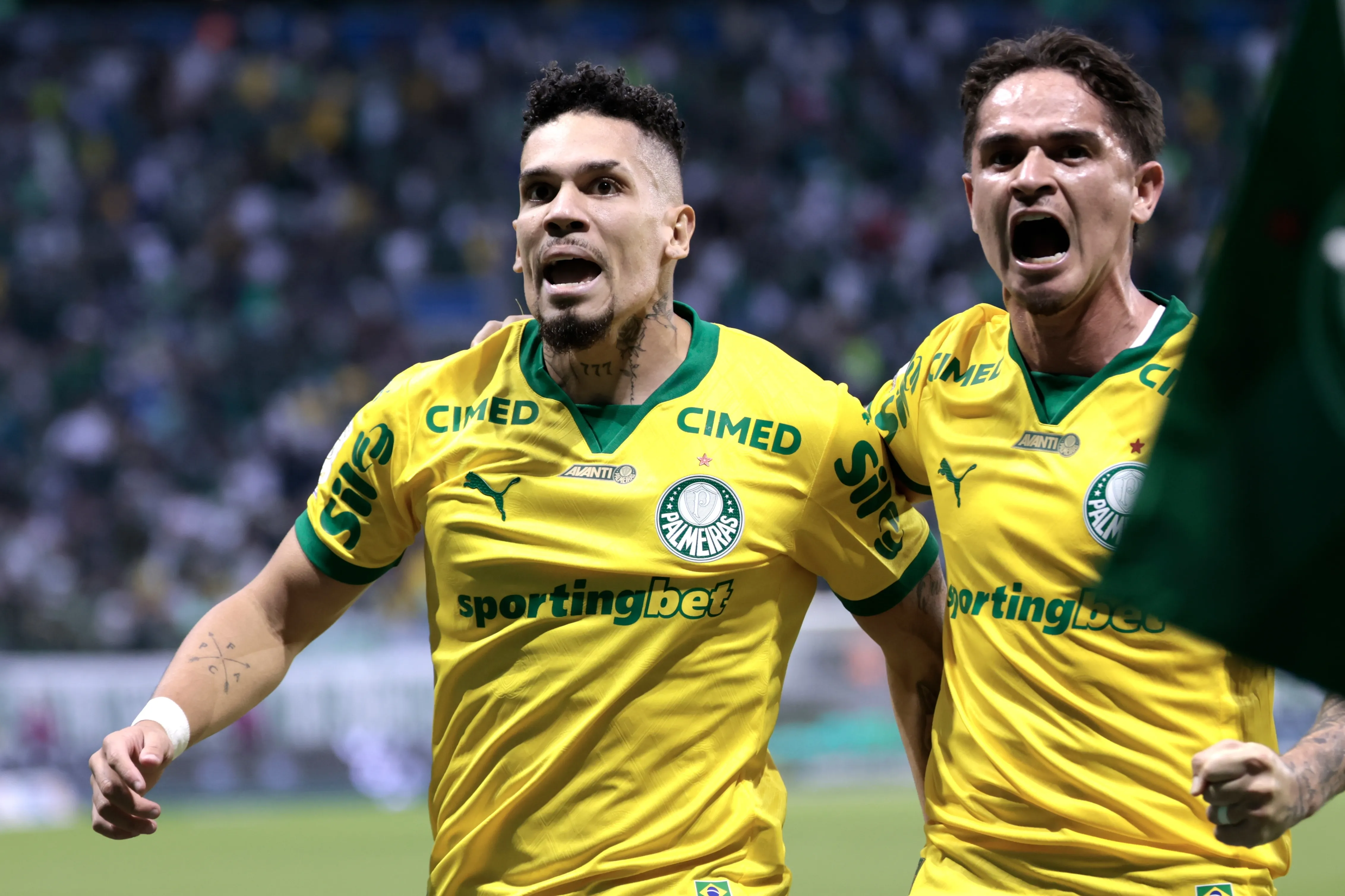 SP – SAO PAULO – 31/05/2026 – BRASILEIRO A 2026, PALMEIRAS X CHAPECOENSE – Paulinho jogador do Palmeiras comemora seu gol com Khellven jogador da sua equipe durante partida contra o Chapecoense no estadio Nubank Arena pelo campeonato Brasileiro A 2026. Foto: Marcello Zambrana/AGIF