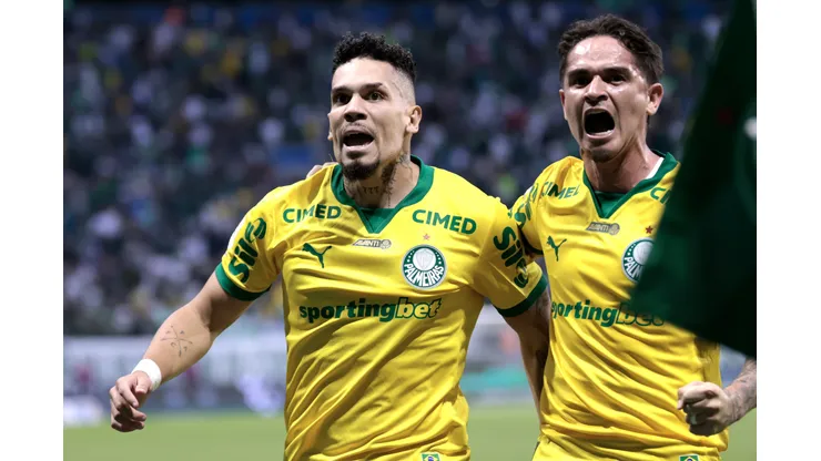 Paulinho jogador do Palmeiras comemora seu gol com Khellven jogador da sua equipe durante partida contra o Chapecoense no estadio Nubank Arena pelo campeonato Brasileiro A 2026. Foto: Marcello Zambrana/AGIF