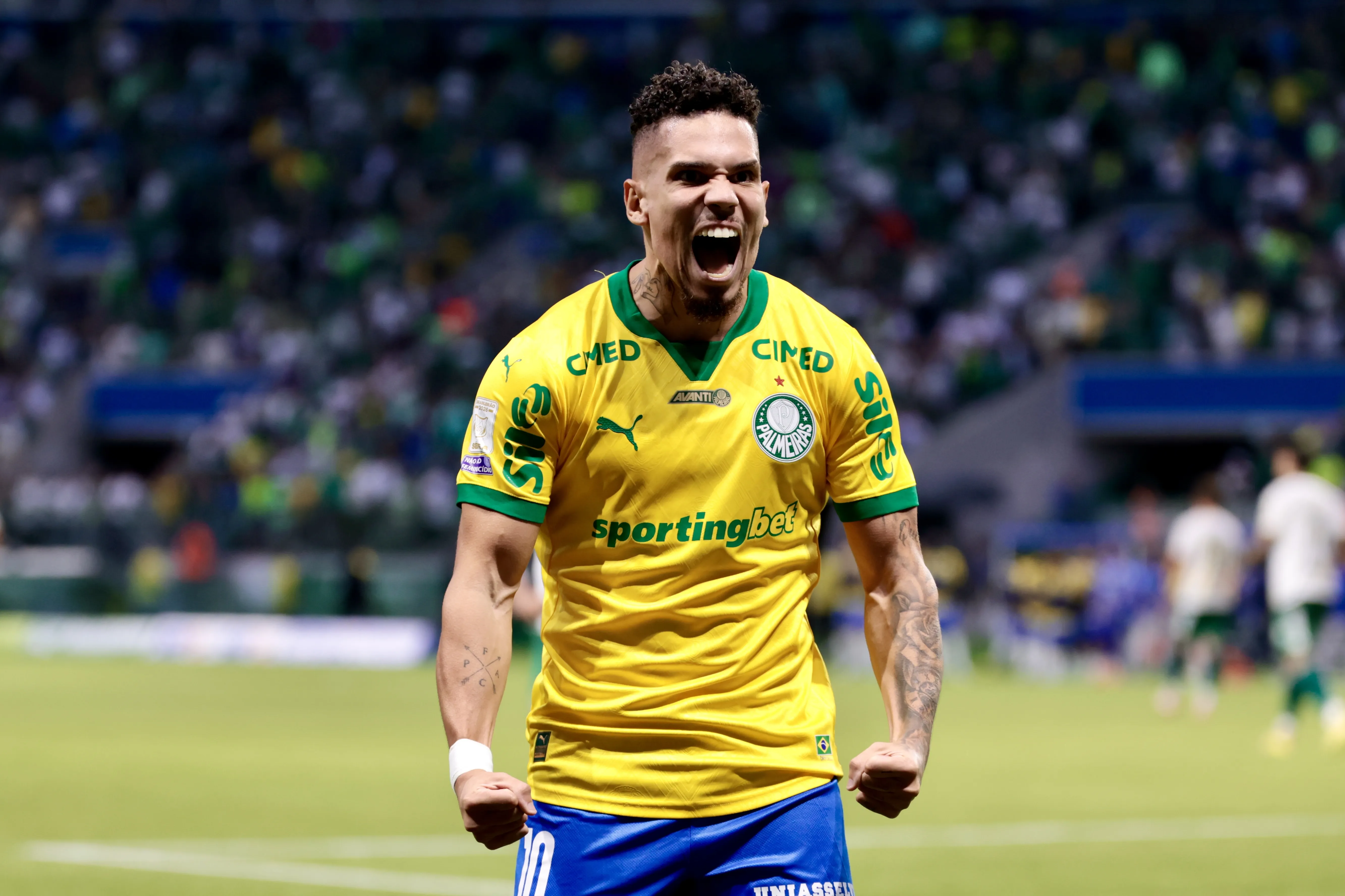 Paulinho comemora gol diante da Chapecoense. Foto: Marcello Zambrana/AGIF