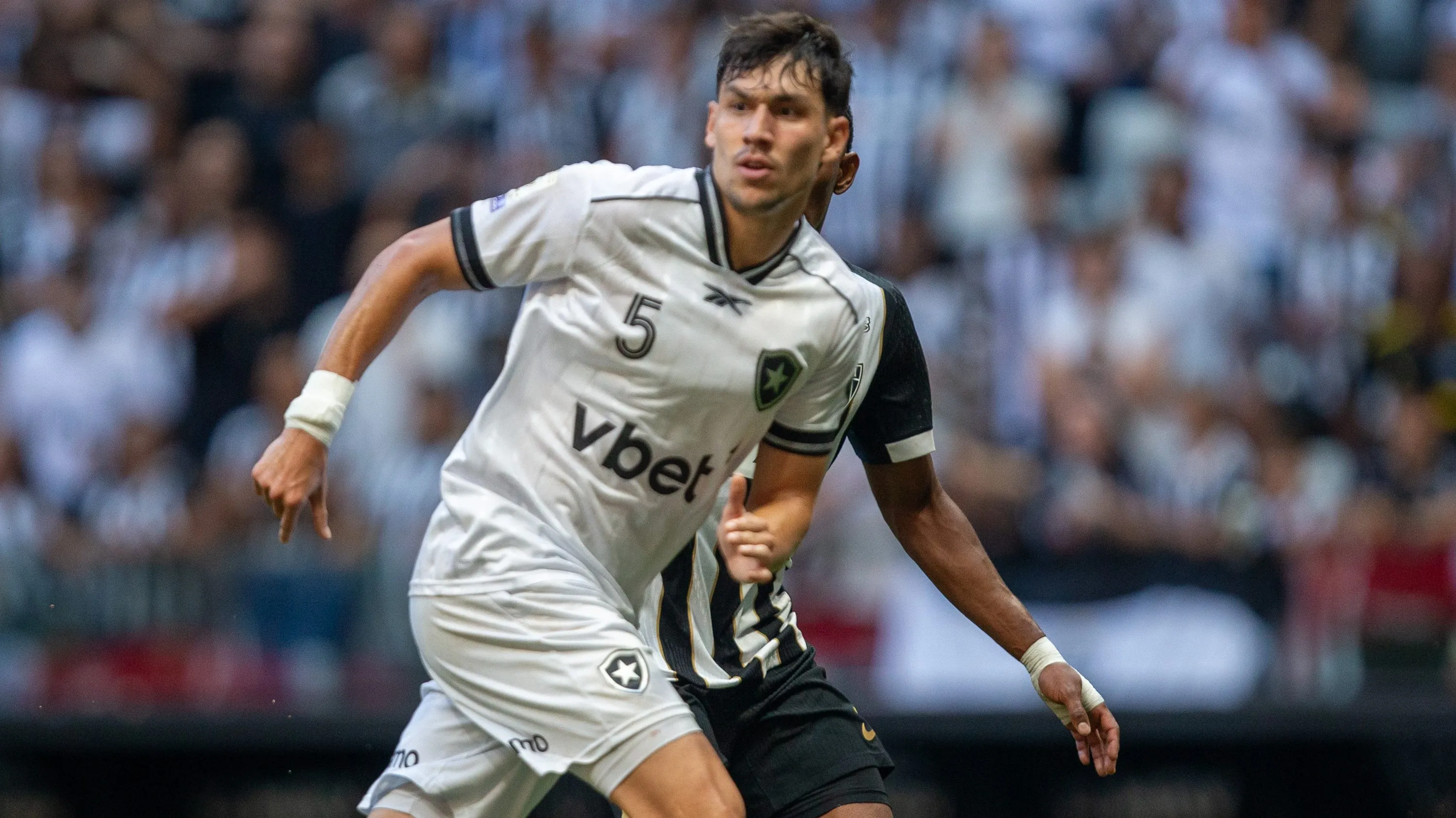 Ferraresi jogador do Botafogo durante partida contra o Atletico-MG no estadio Arena MRV pelo campeonato Brasileiro A 2026. Foto: Fernando Moreno/AGIF