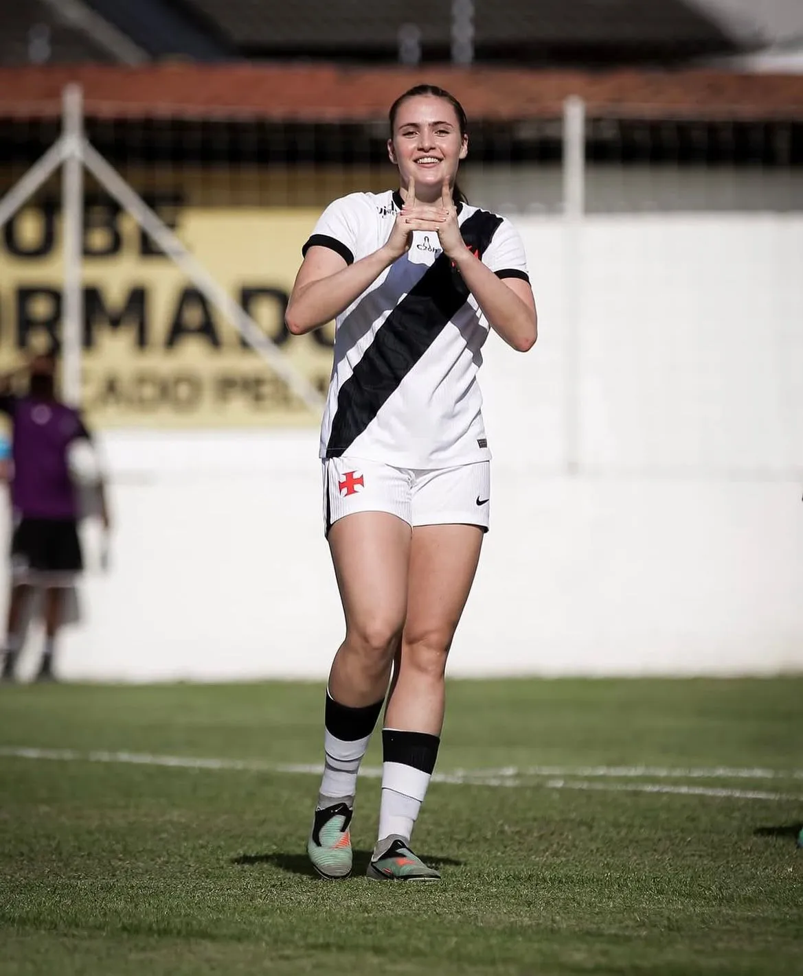 Menina da Colina comemora gol. Foto: Gabriel Borges/Vasco