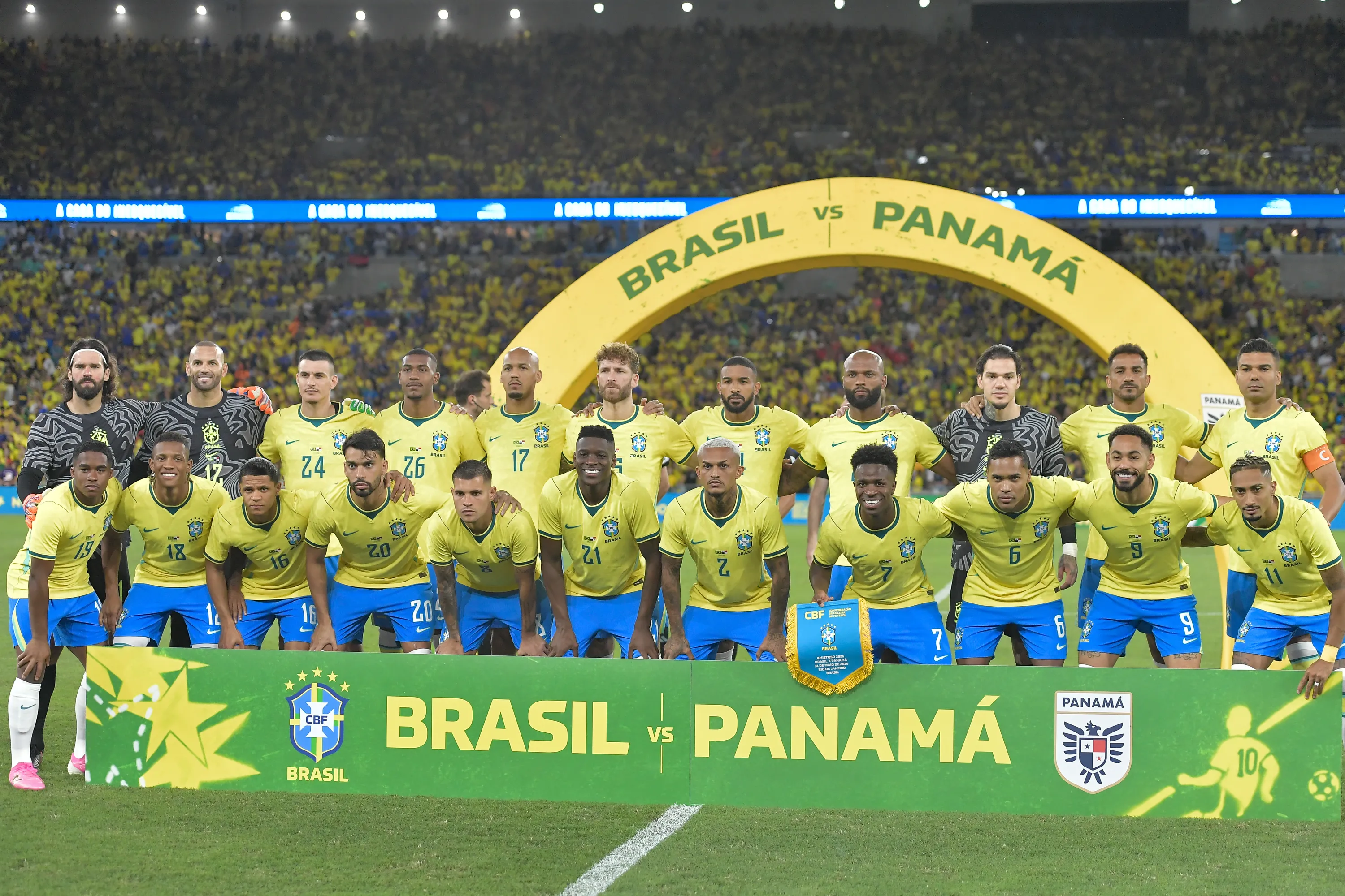 Jogadores da seleção antes do amistoso. Foto: Thiago Ribeiro/AGIF