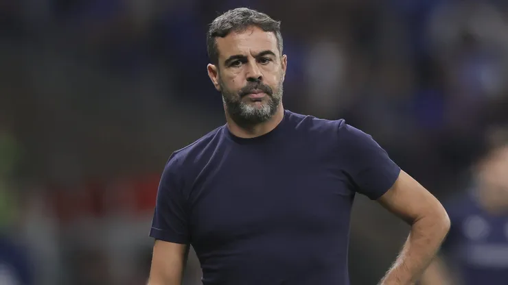Artur Jorge durante o último jogo do Cruzeiro antes da parada para a Copa do Mundo