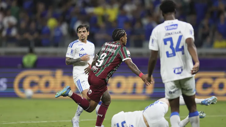 John Kennedy, jogador do Fluminense, comemora seu gol durante partida contra o Cruzeiro no estadio Mineirao pelo campeonato Brasileiro A 2026. Foto: Gilson Lobo/AGIF