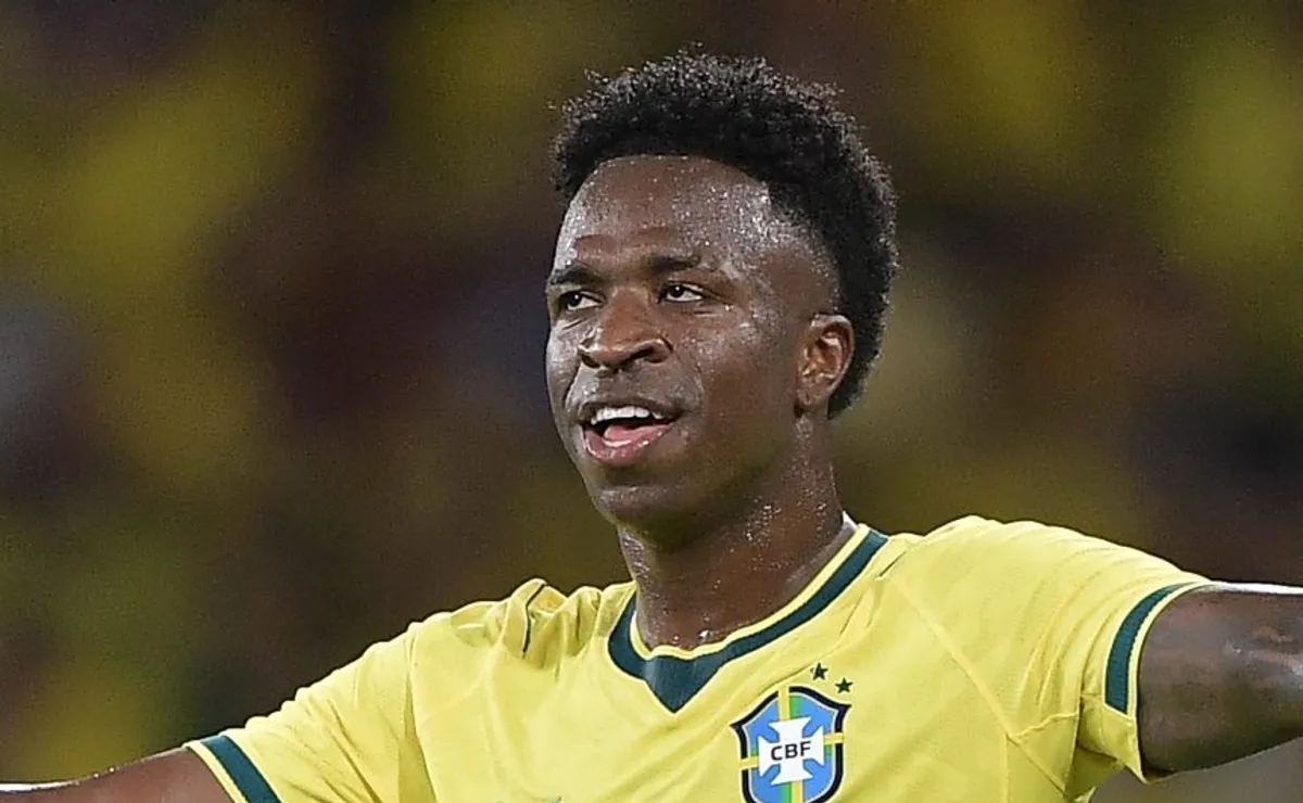 Vinícius Júnior recebe carinho dos jogadores do Panamá após vitória da Seleção Brasileira