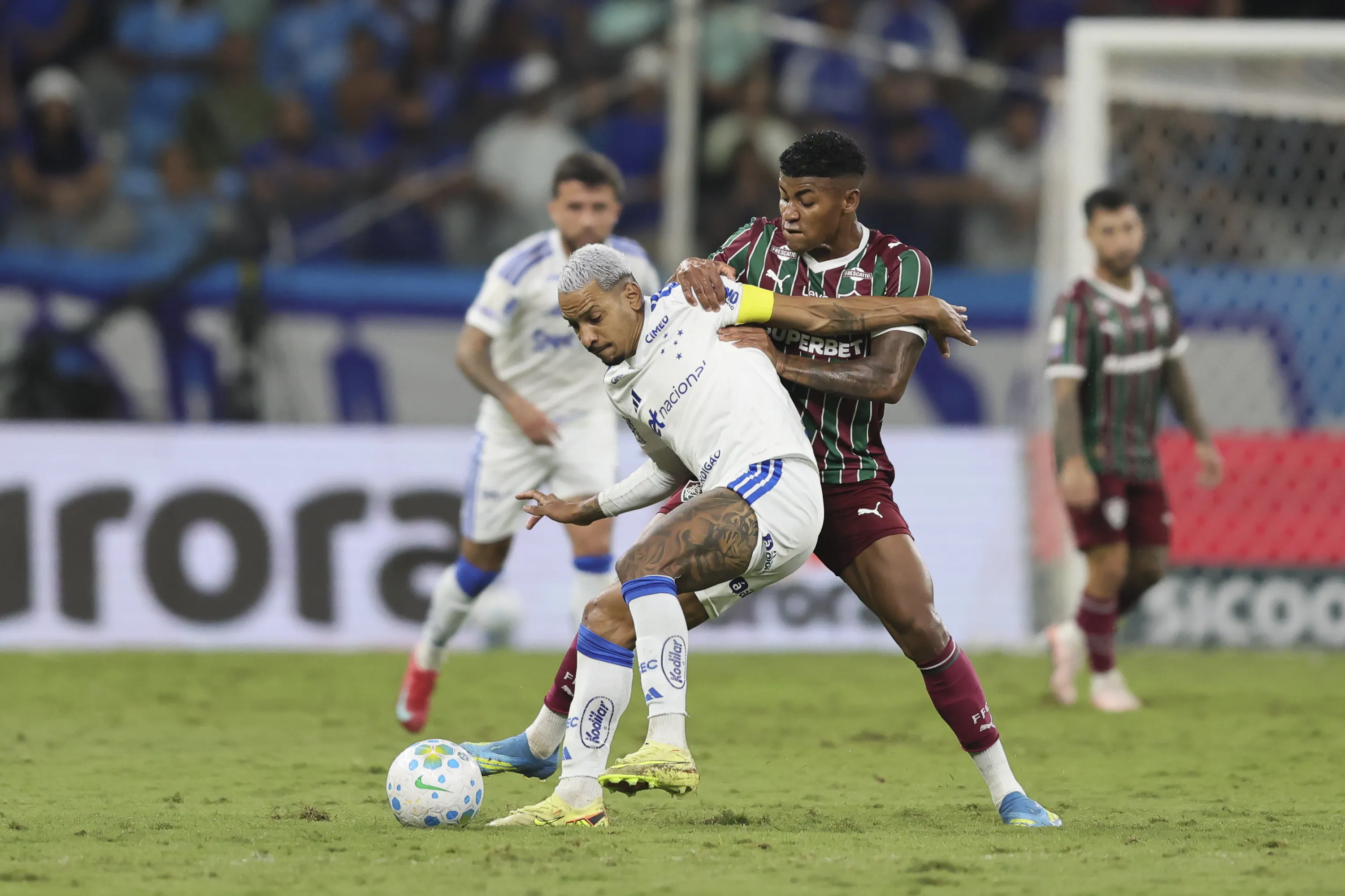 MG – BELO HORIZONTE – 31/05/2026 – BRASILEIRO A 2026, CRUZEIRO X FLUMINENSE –  jogador do Cruzeiro disputa lance com  jogador do Fluminense durante partida no estadio Mineirao pelo campeonato Brasileiro A 2026. Foto: Gilson Lobo/AGIF