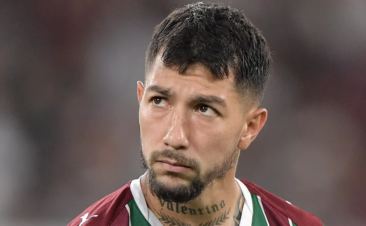 Acosta revela motivo físico para começar no banco do Fluminense