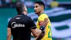 Árbitro apontou falta em Murilo, do Palmeiras.