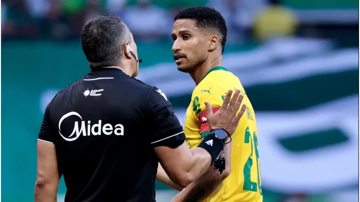 Árbitro apontou falta em Murilo, do Palmeiras.