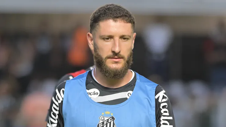 Ze Rafael jogador do Santos durante aquecimento antes da partida contra o Vasco no estadio Vila Belmiro pelo campeonato Brasileiro A 2026.