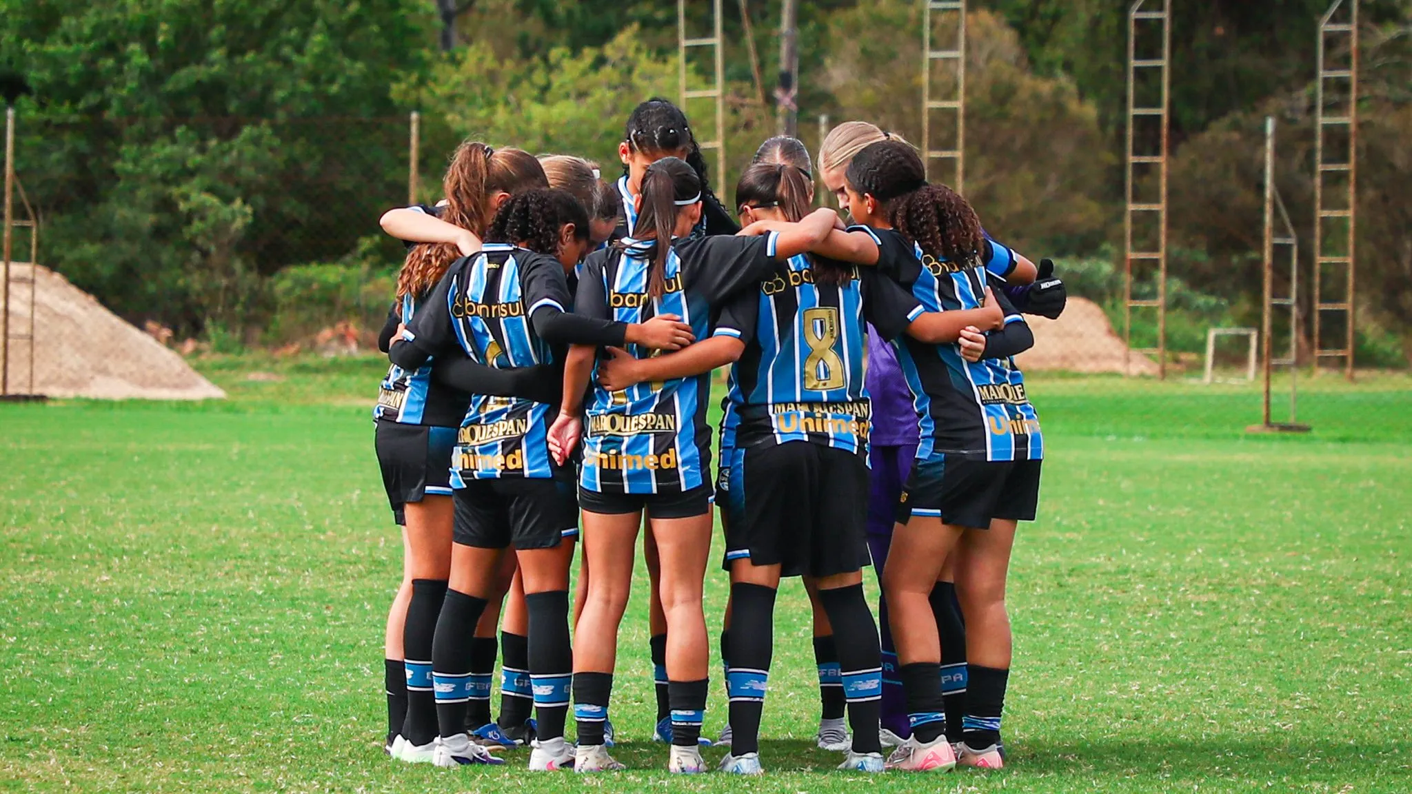 Jogadoras do Grêmio celebram vitória no Gauchão Feminino Sub-15