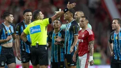 - Viery jogador do Gremio recebe cartao vermelho do arbitro durante partida contra o Internacional