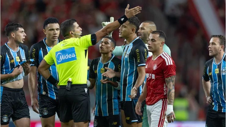 - Viery jogador do Gremio recebe cartao vermelho do arbitro durante partida contra o Internacional