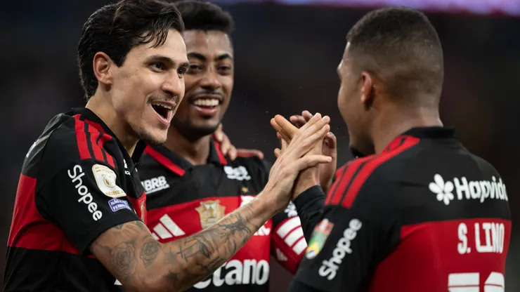 Pedro e Samuel Lino comemorando pelo Flamengo - Foto: Jorge Rodrigues/AGIF