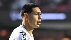 Caballero em campo com a camisa do Peixe.