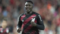 Viveros jogador do Athletico-PR comemora seu gol durante partida contra o Botafogo no estadio Arena da Baixada pelo campeonato Brasileiro A 2026. Foto: Hedeson Alves/AGIF