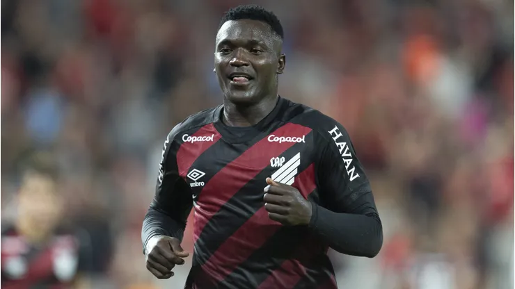 Viveros jogador do Athletico-PR comemora seu gol durante partida contra o Botafogo no estadio Arena da Baixada pelo campeonato Brasileiro A 2026. Foto: Hedeson Alves/AGIF