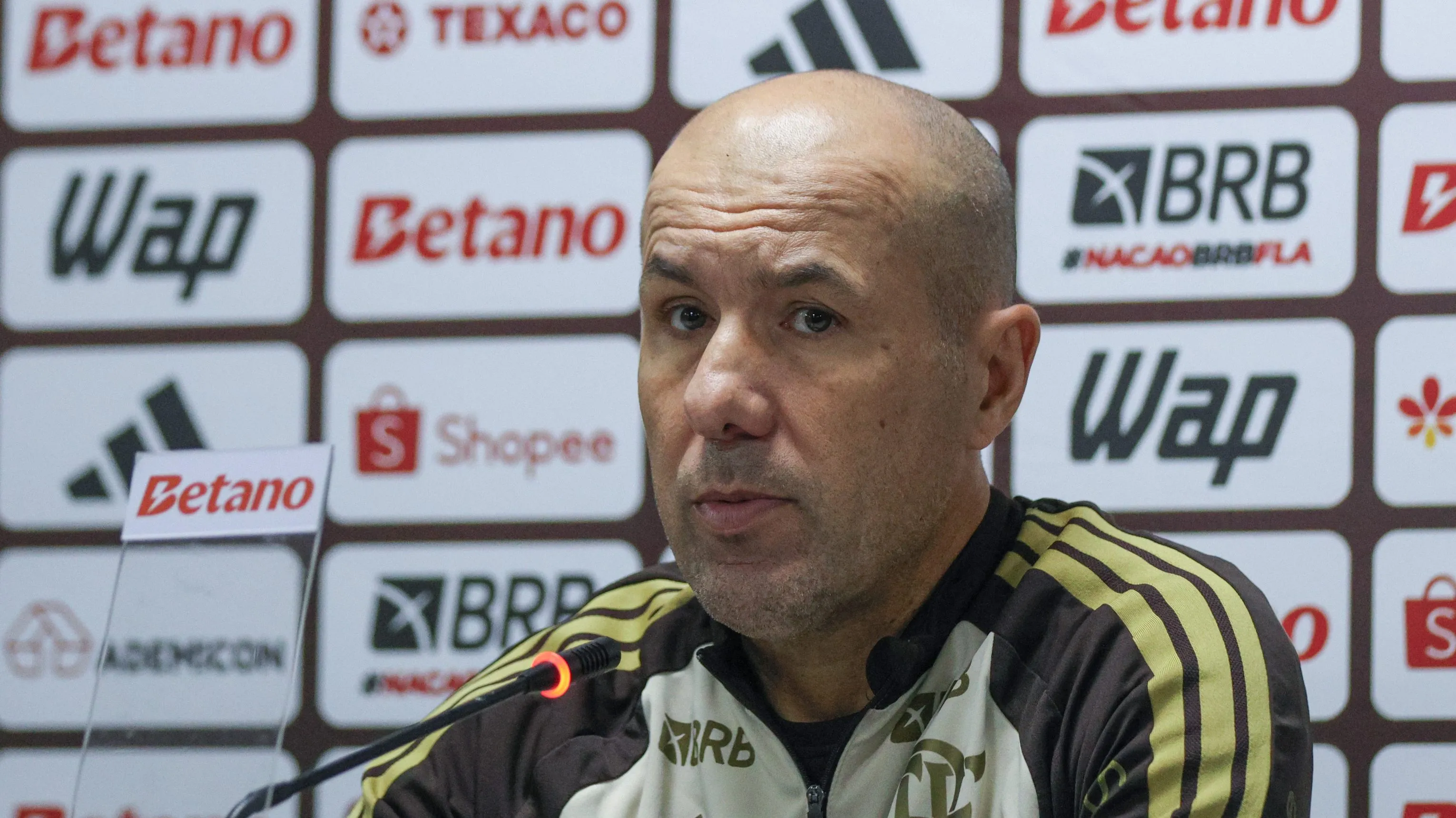 Foto: Robson Mafra/AGIF – Leonardo Jardim durante coletiva no Flamengo.