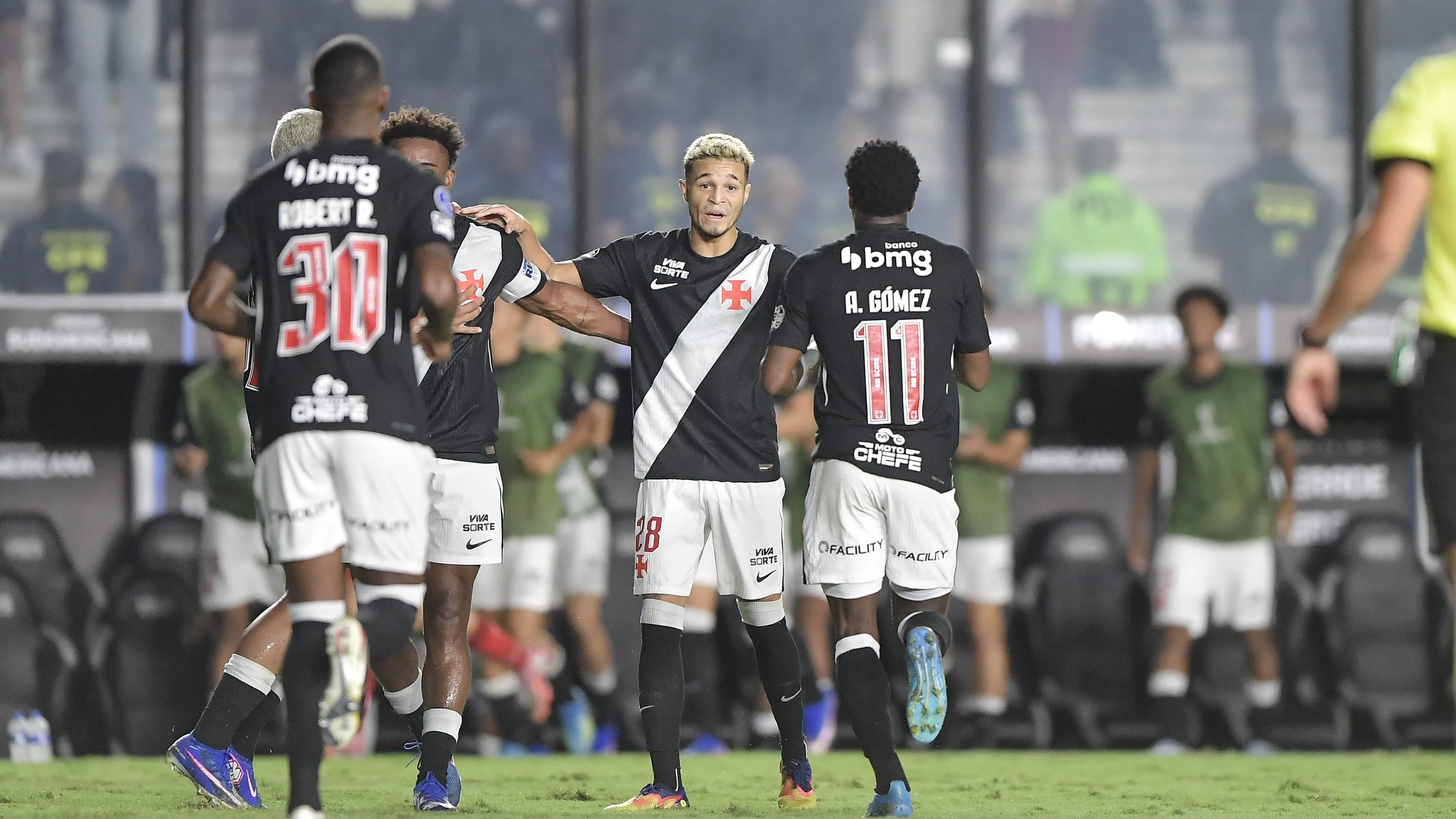 Adson jogador do Vasco comemora seu gol com jogadores do seu time durante partida contra o Barracas Central no estadio Sao Januario pelo campeonato Copa Sul-Americana 2026. Foto: Thiago Ribeiro/AGIF