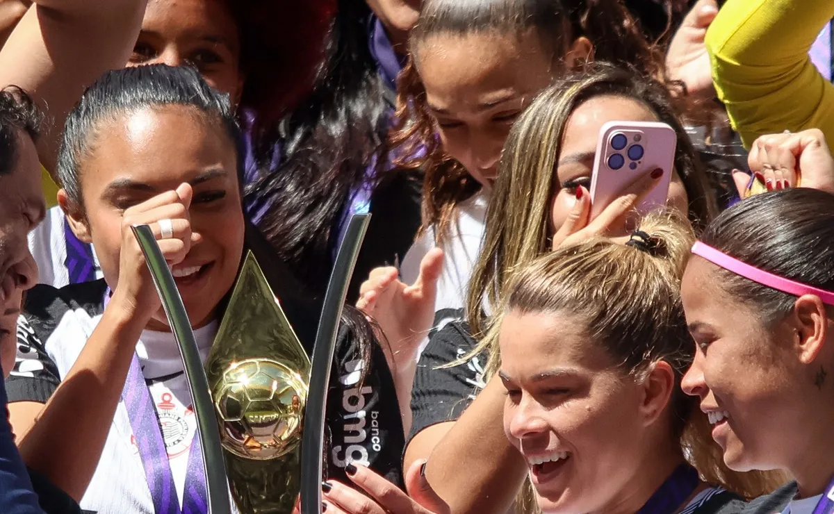 Corinthians regulariza direitos de imagem do elenco feminino em meio à crise financeira