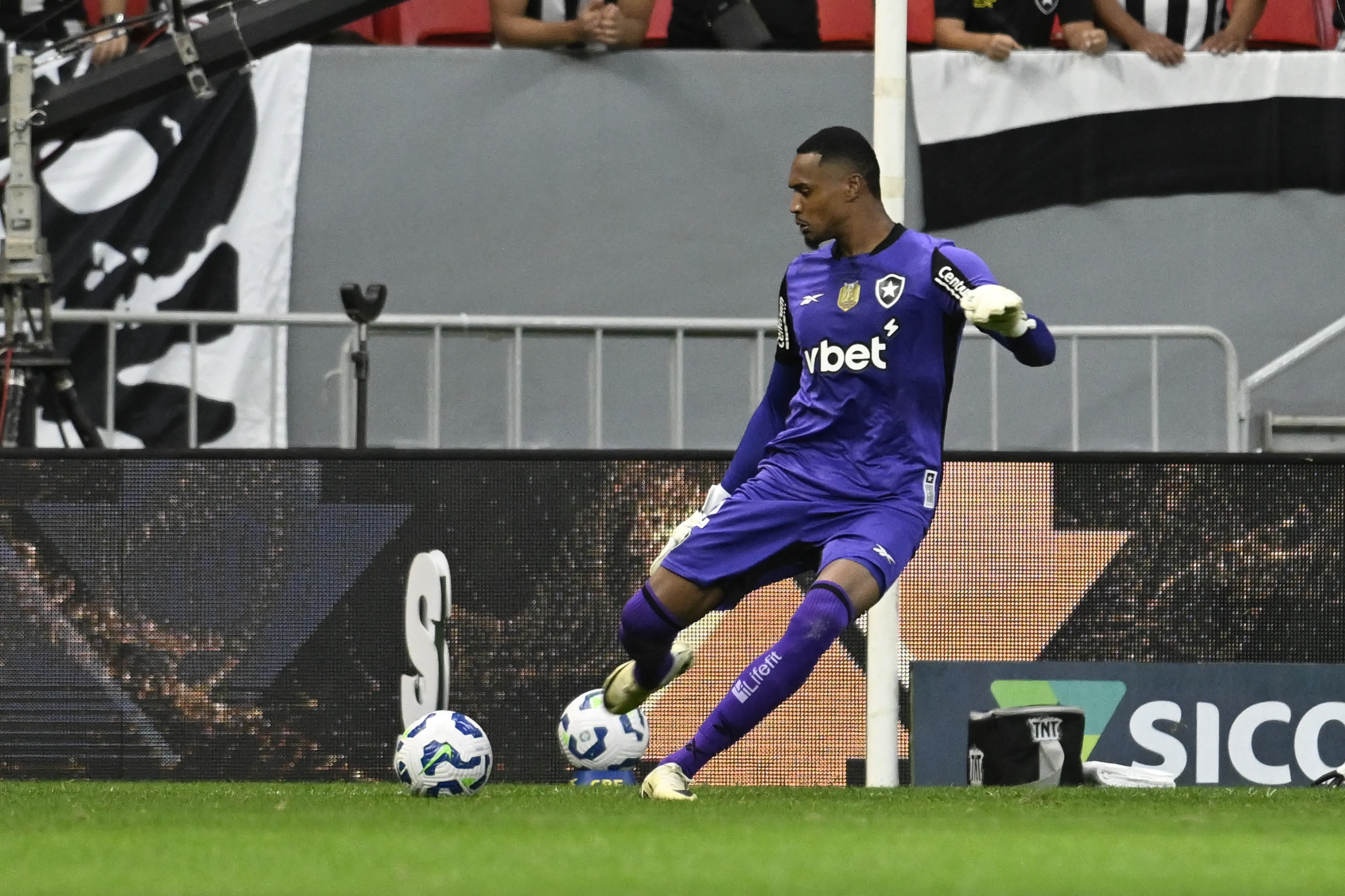 John em partida pelo Botafogo. Foto: Mateus Bonomi/AGIF