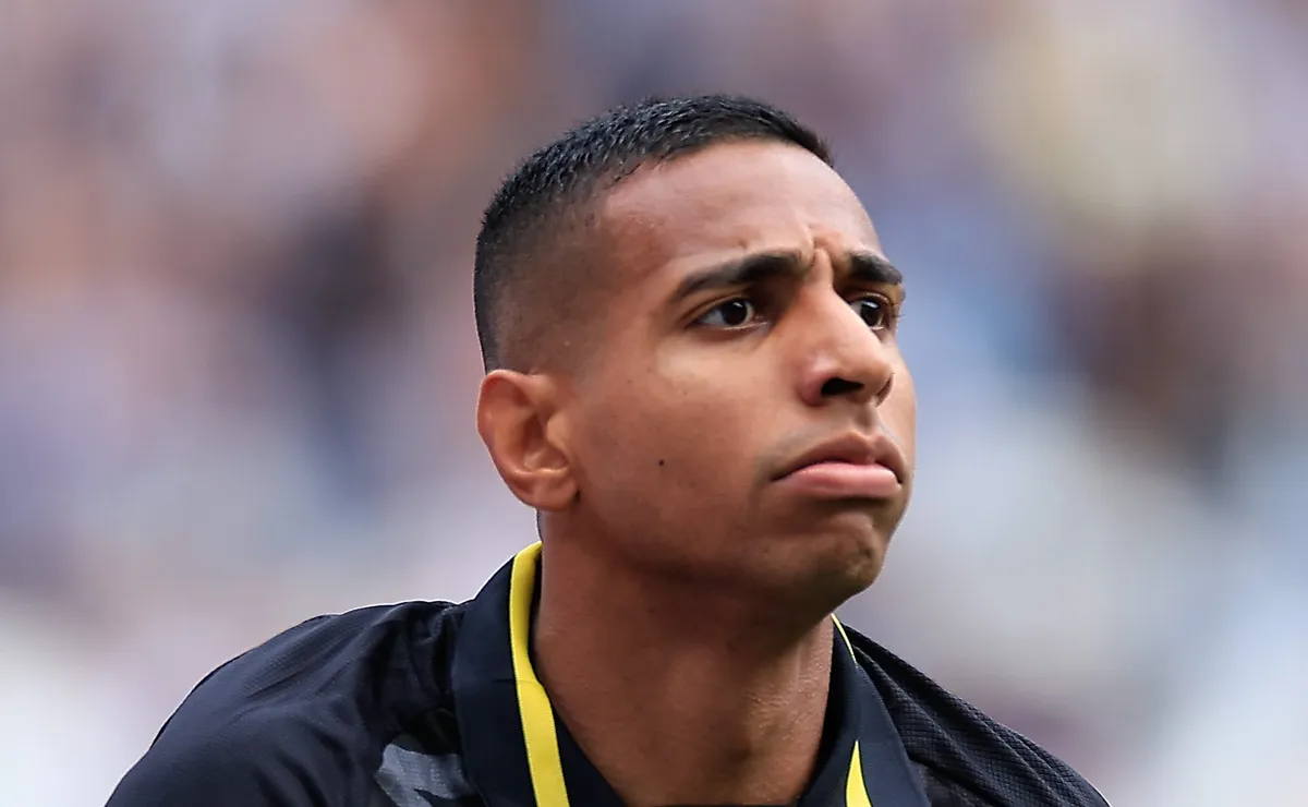 Corinthians vai consultar valores e disputa Victor Sá com o São Paulo; Timão descarta leilão