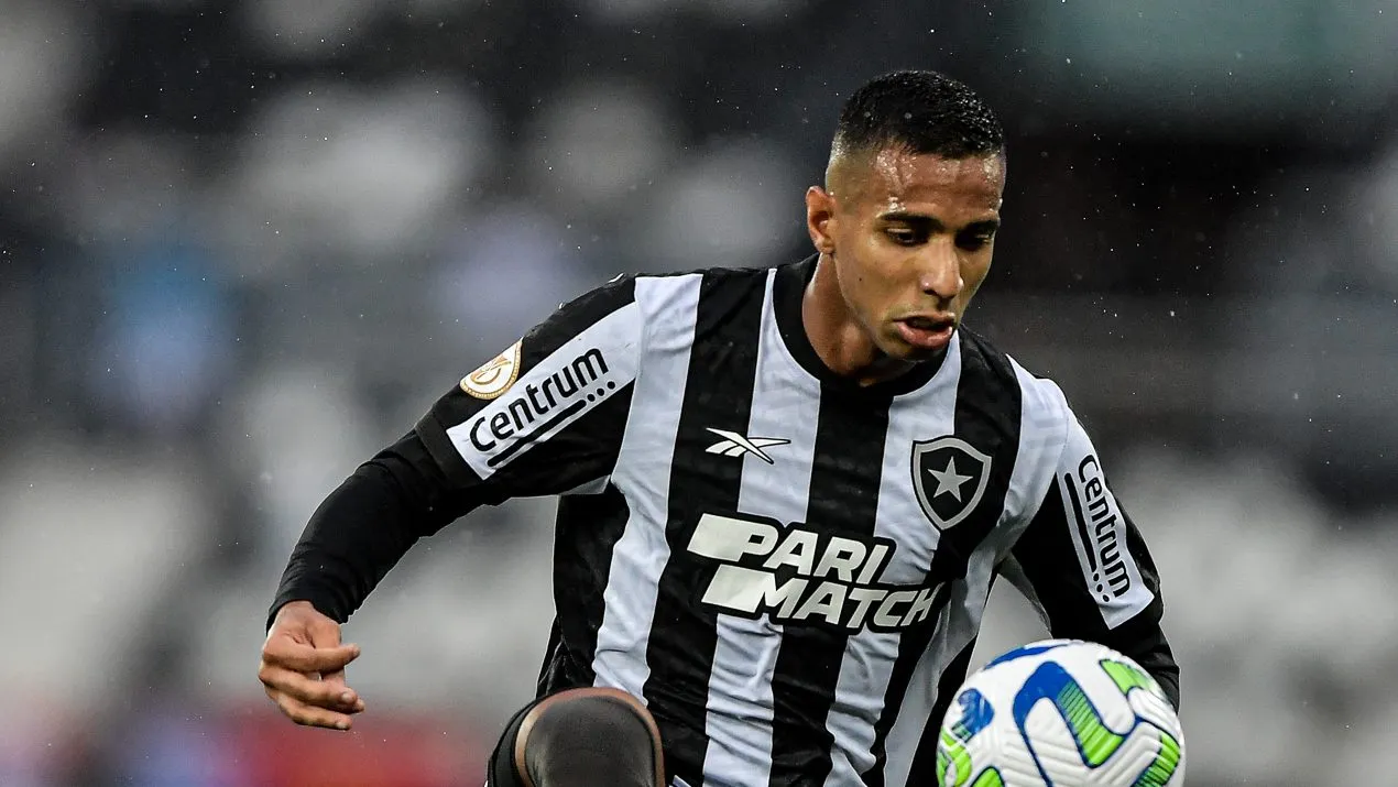Foto: Thiago Ribeiro/AGIF – Victor Sá durante jogo pelo Botafogo no Nilton Santos.
