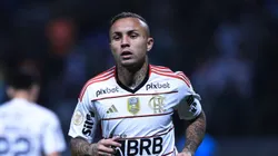 Atacante fica no clube carioca