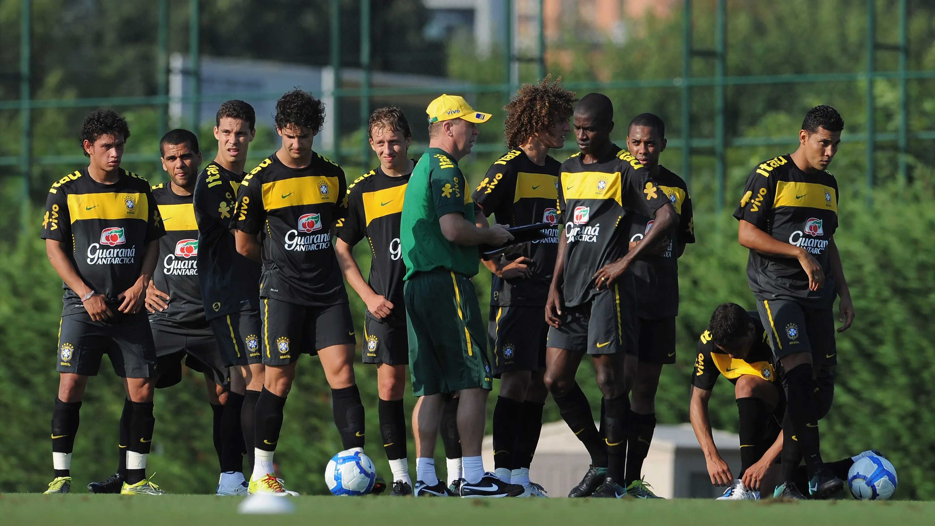 Mano Menezes comandando treino da Seleção Brasileira. (Photo by Jasper Juinen/Getty Images)