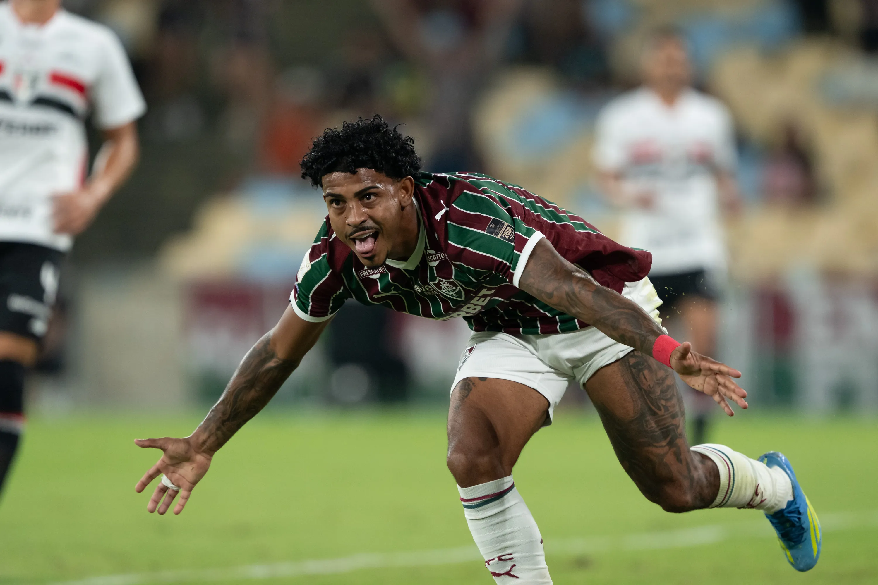 John Kennedy jogador do Fluminense comemora seu gol durante partida contra o Sao Paulo no estadio Maracana pelo campeonato Brasileiro A 2026. Foto: Jorge Rodrigues/AGIF