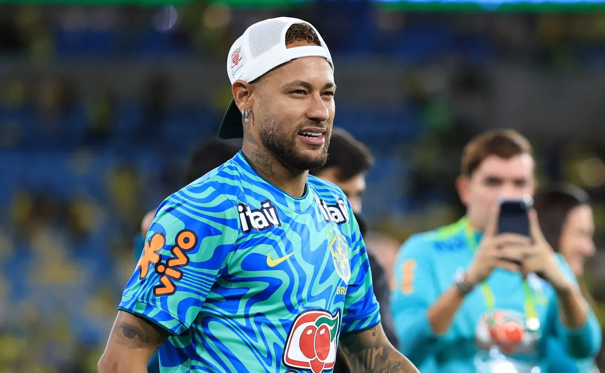 Neymar vira atração na saída da CBF e é flagrado autografando camisa do Flamengo