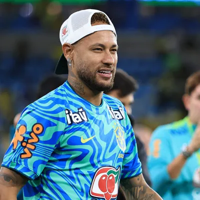 Neymar chama atenção e deixa autógrafo em camisa do Flamengo