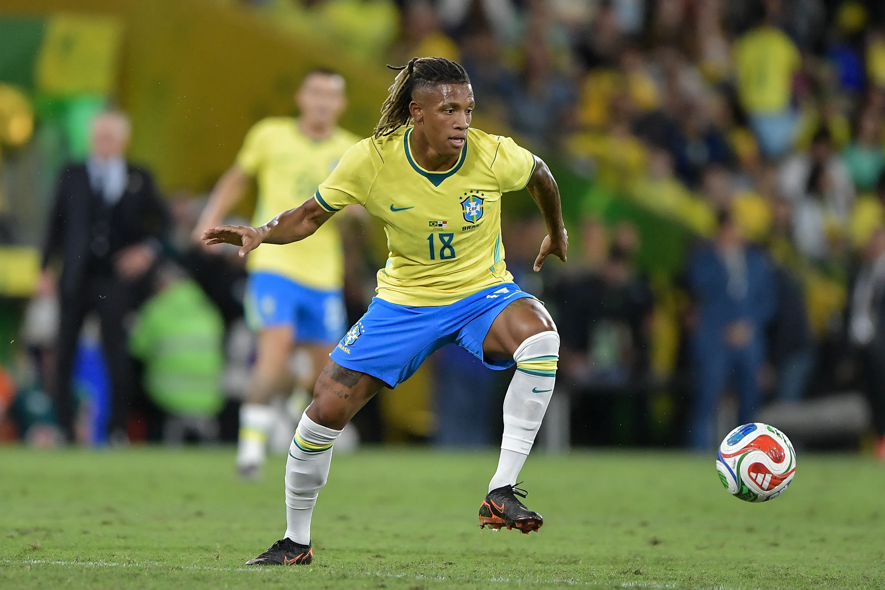 Danilo chama atenção novamente no Brasil. Foto: Thiago Ribeiro/AGIF