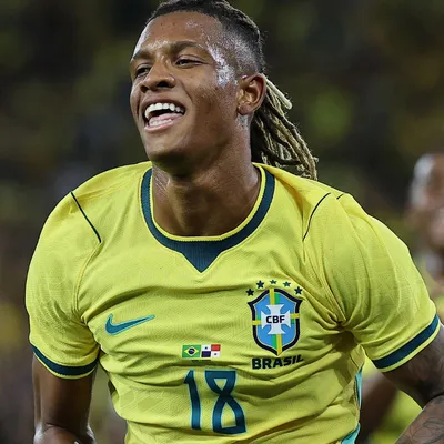 Danilo amassa Casemiro e Guimarães em ofensividade na Seleção